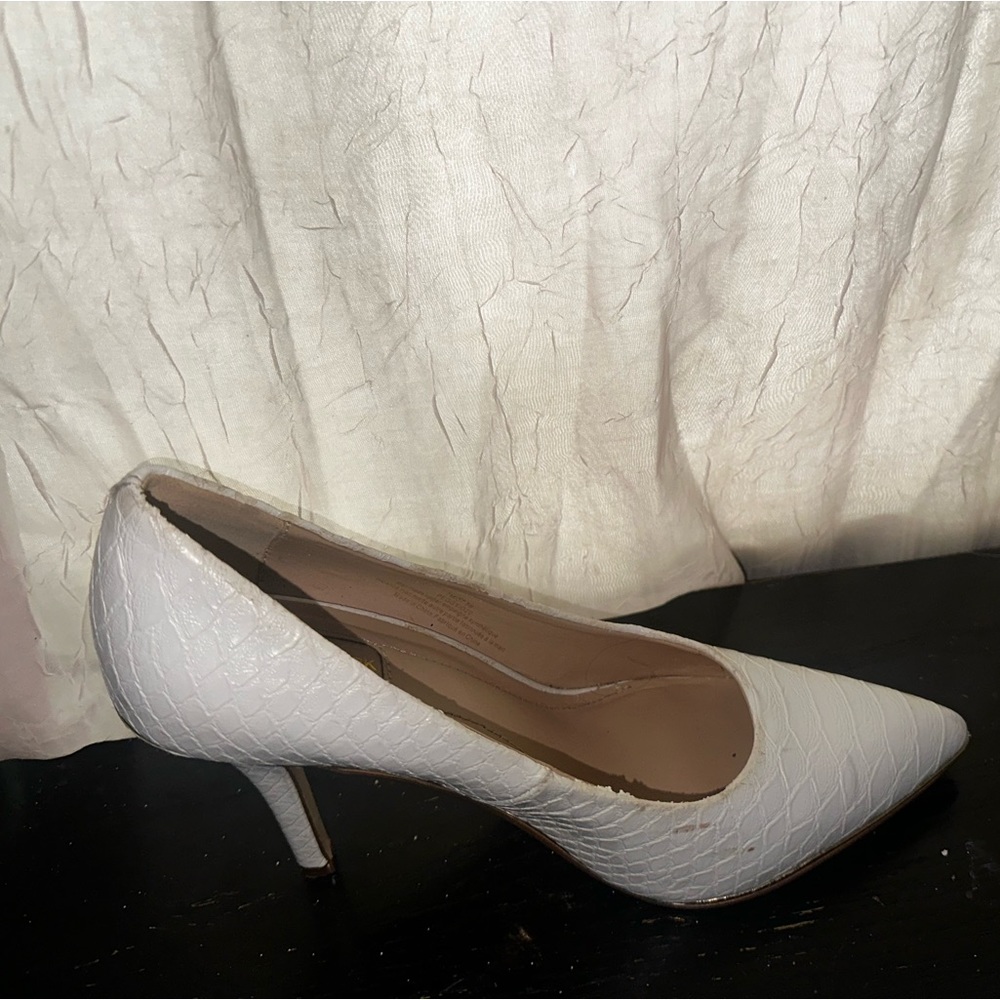 Snake skin-like White Pumps with Gold Lining
